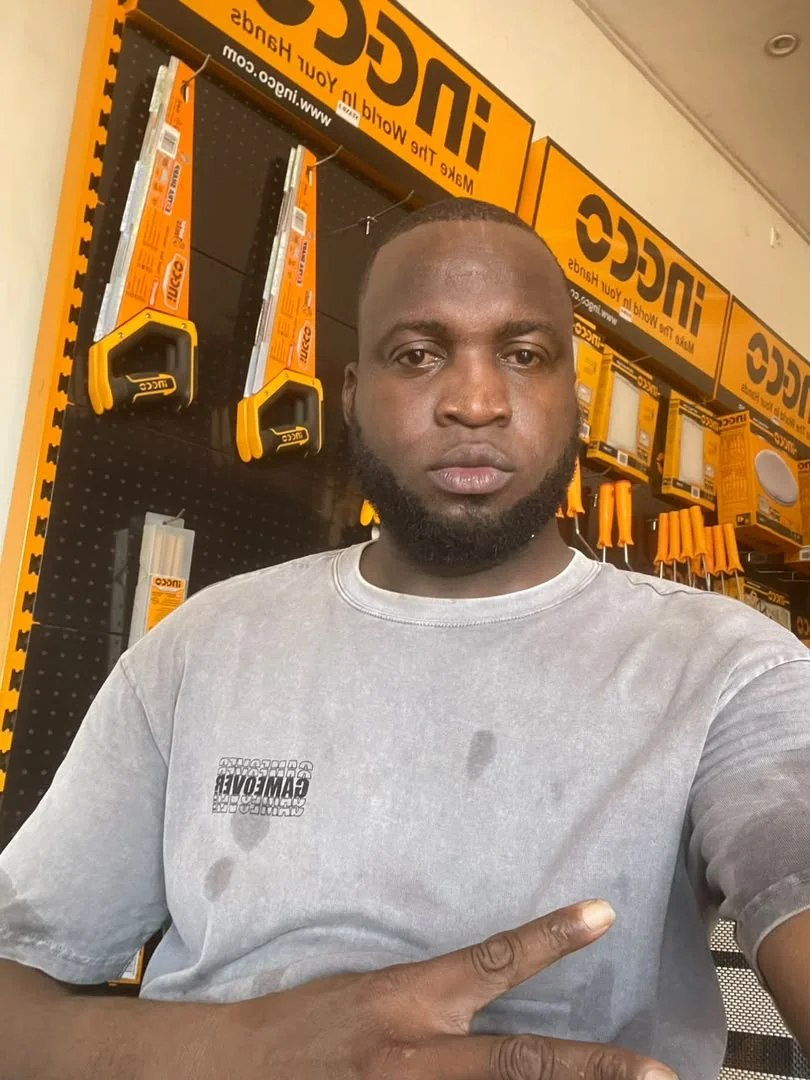 Représentant de Solution of African Gold Supplies SARL dans l’espace d’exposition