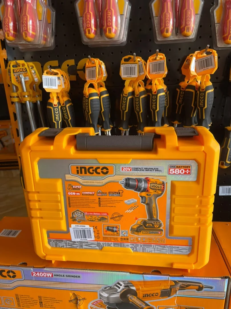 Coffret de perceuse INGCO et outillage exposés en magasin