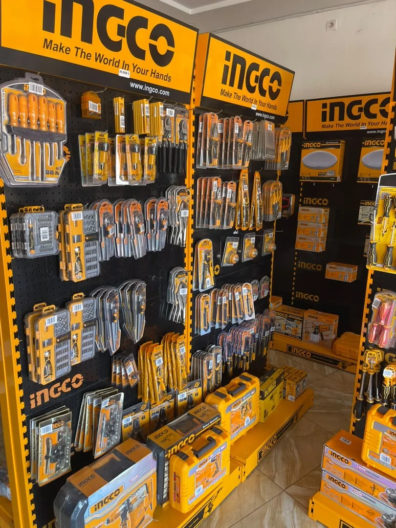Rayons d’outillage et accessoires INGCO en magasin